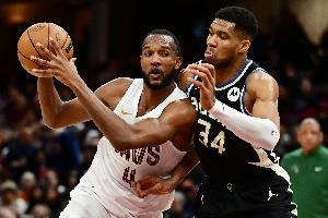 美记：雄鹿交易截止日曾想用字母哥换莫布里 但骑士拒绝了此提议