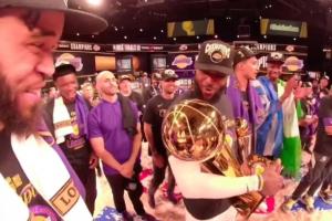 美媒晒詹姆斯2020夺冠后对着奖杯喃喃自语视频：你劈腿劈了4年